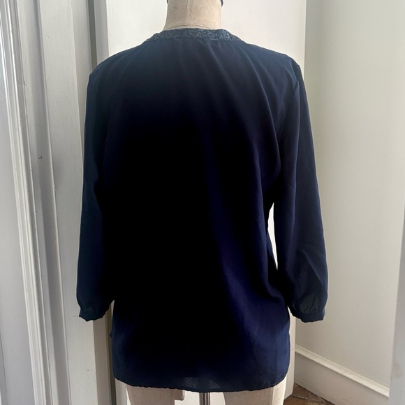 Old Navy navy blue women’s blouse with sequin v-neck collar size small - Picture 4 of 4